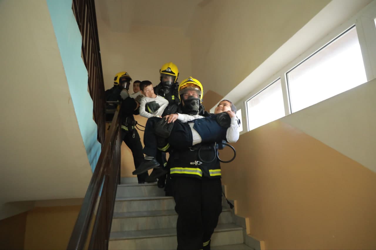 Сурхондарё вилояти ФВБ томонидан дахлдор ташкилотлар билан ҳамкорликда Термиз шаҳрида жойлашган 16 мактабда махсус-тактик ўқув машқи ўтказилди