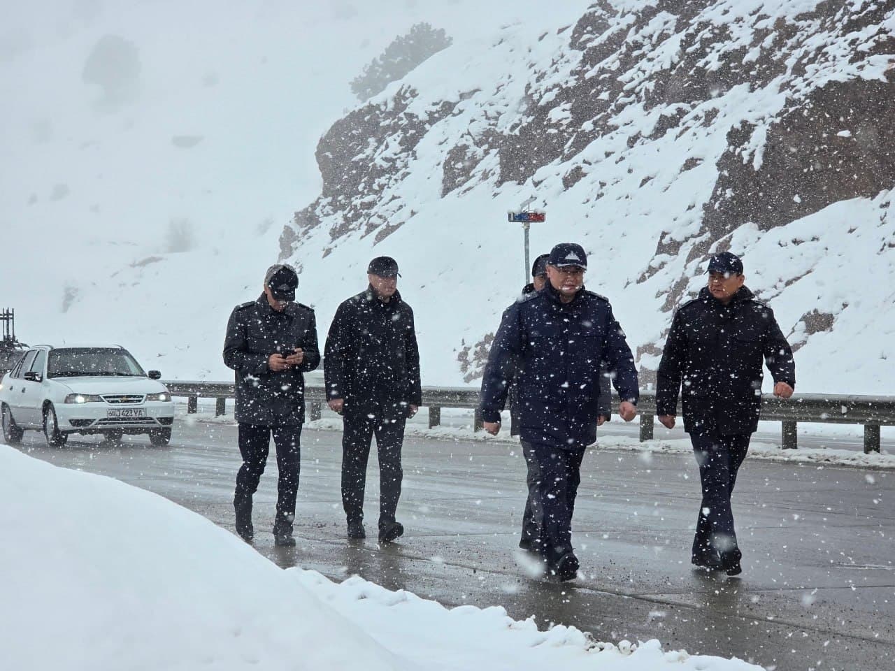 Фавқулодда вазиятлар вазири генерал-майор А.И.Икрамов “Қамчиқ” довонида доимий шай ҳолатда бўлган қутқарувчилар фаолиятини яқиндан ўрганди.