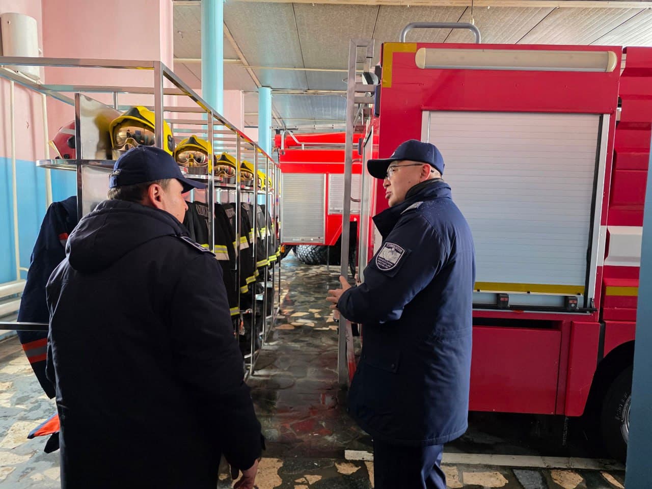 Фавқулодда вазиятлар вазири генерал-майор А.И.Икрамов “Қамчиқ” довонида доимий шай ҳолатда бўлган қутқарувчилар фаолиятини яқиндан ўрганди.