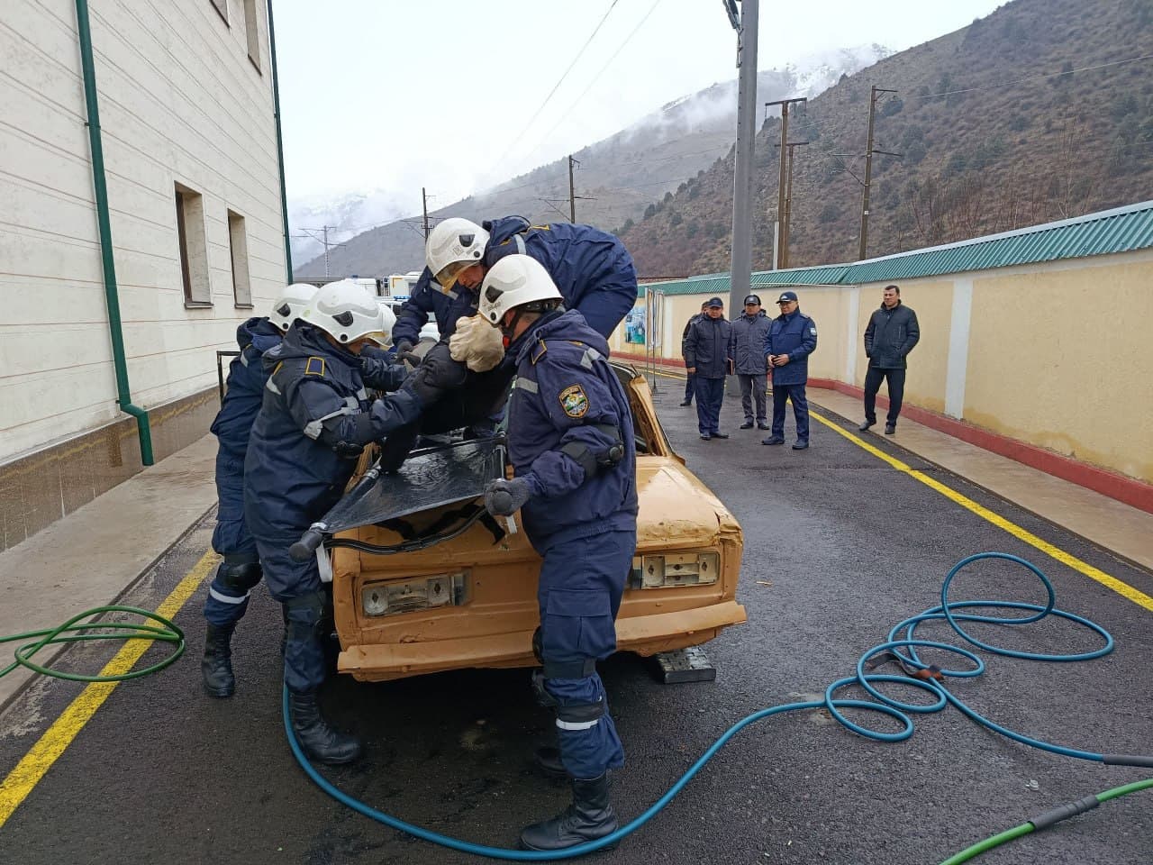 Фавқулодда вазиятлар вазири генерал-майор А.И.Икрамов “Қамчиқ” довонида доимий шай ҳолатда бўлган қутқарувчилар фаолиятини яқиндан ўрганди.