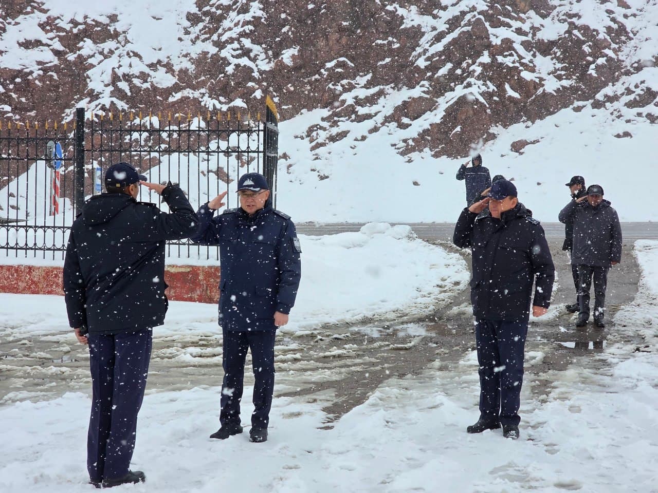 Фавқулодда вазиятлар вазири генерал-майор А.И.Икрамов “Қамчиқ” довонида доимий шай ҳолатда бўлган қутқарувчилар фаолиятини яқиндан ўрганди.