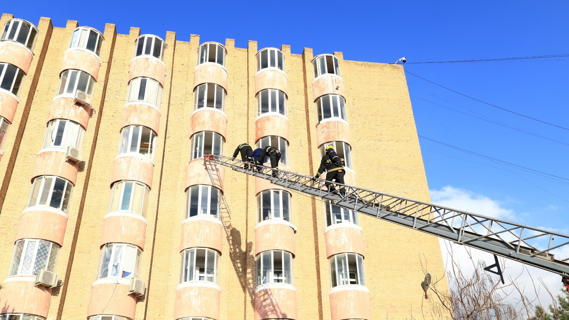 Navoiy viloyati FVB tomonidan Navoiy shahrida joylashgan koʻp qavatli uyda maxsus-taktik oʻquv mashqi oʻtkazildi