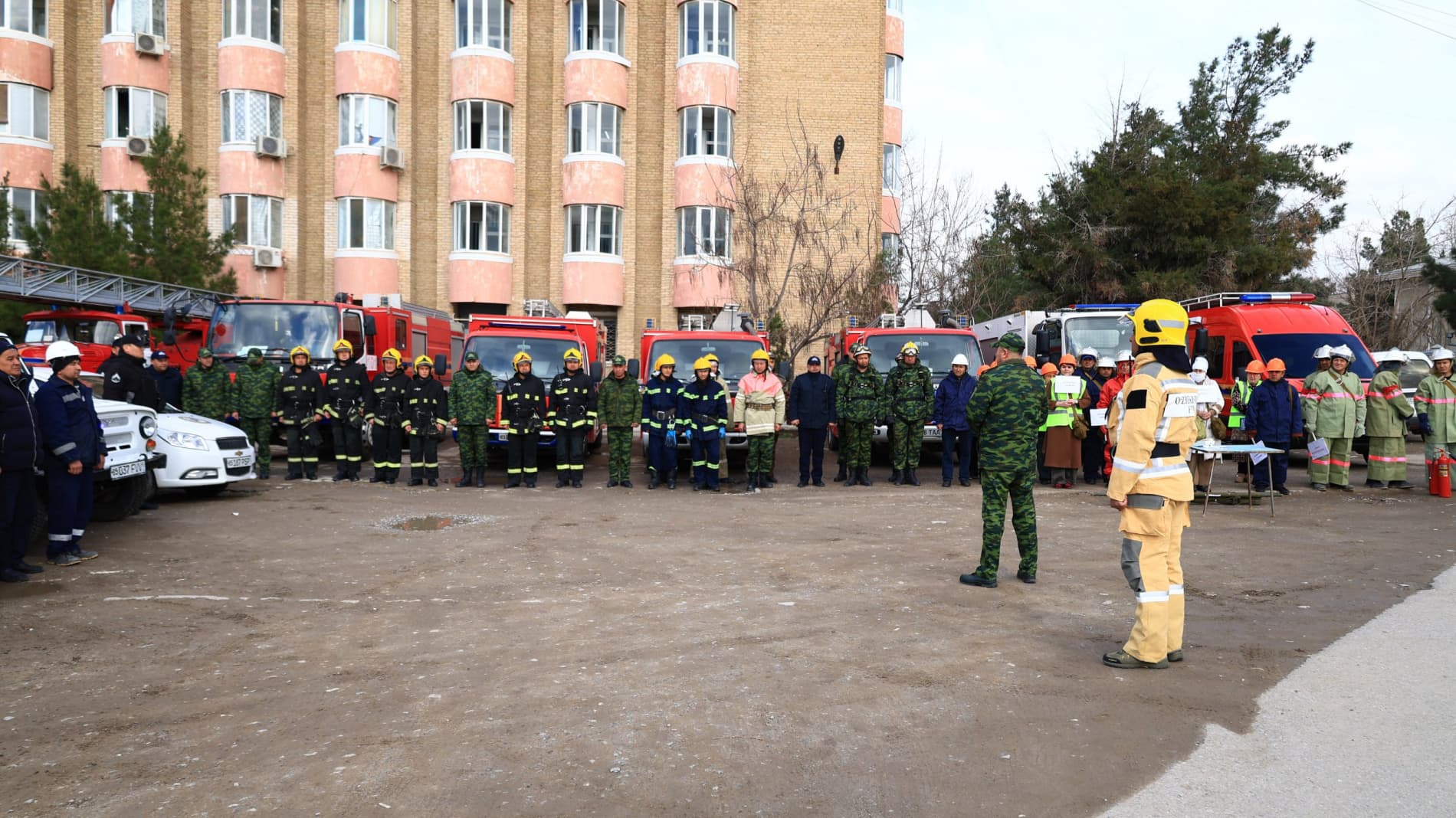 Navoiy viloyati FVB tomonidan Navoiy shahrida joylashgan koʻp qavatli uyda maxsus-taktik oʻquv mashqi oʻtkazildi
