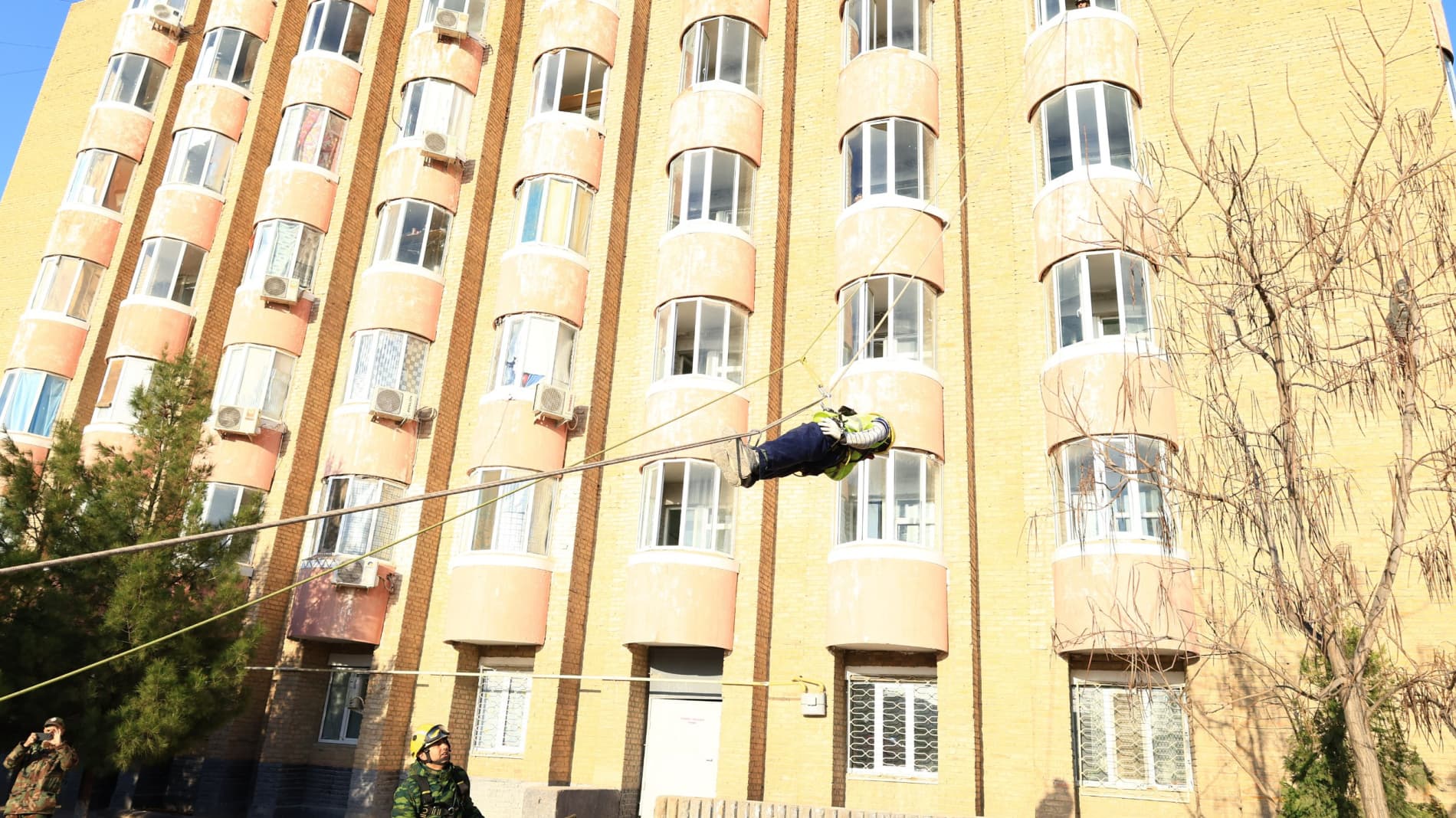 Navoiy viloyati FVB tomonidan Navoiy shahrida joylashgan koʻp qavatli uyda maxsus-taktik oʻquv mashqi oʻtkazildi