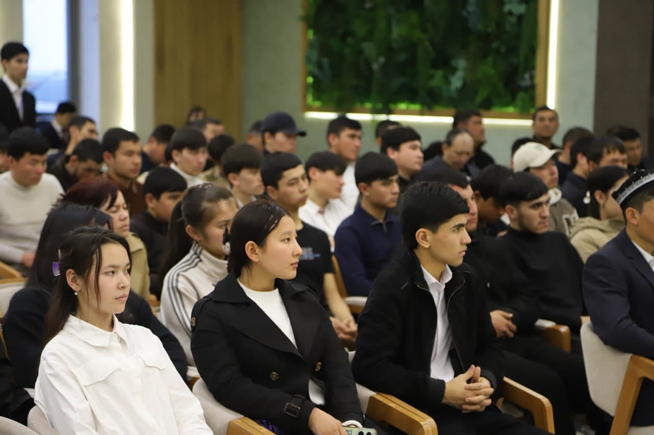 Jizzax viloyati FVB boshlig‘i podpolkovnik F. Dadabayev Arnasoy tumanida yoshlar bilan ochiq muloqot o‘tkazdi