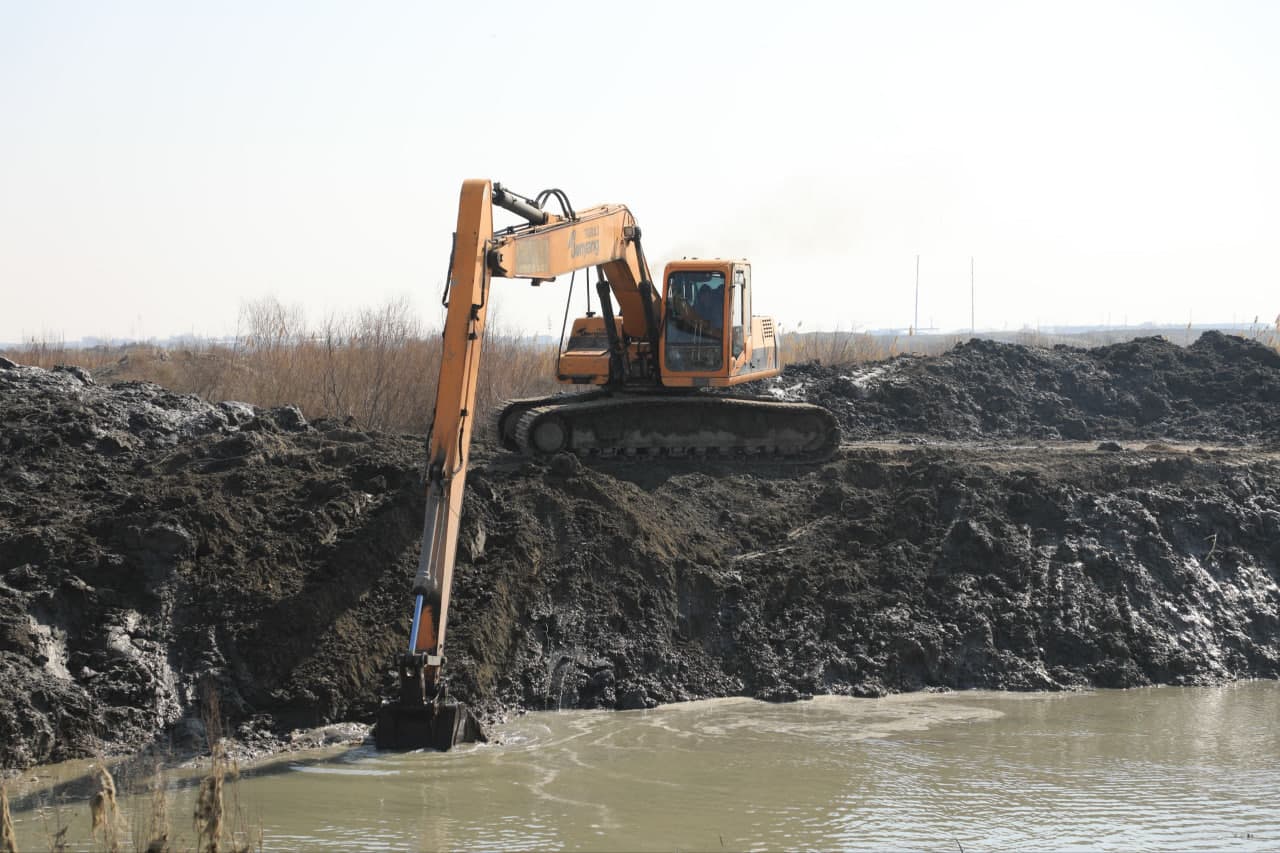 Бухоро вилояти ФВБ томонидан тегишли ташкилотлар билан ҳамкорликда сел-сув тошқинларини хавфсиз ўтказиб юборишга қаратилган муҳандислик тадбирлари олиб борилмоқда