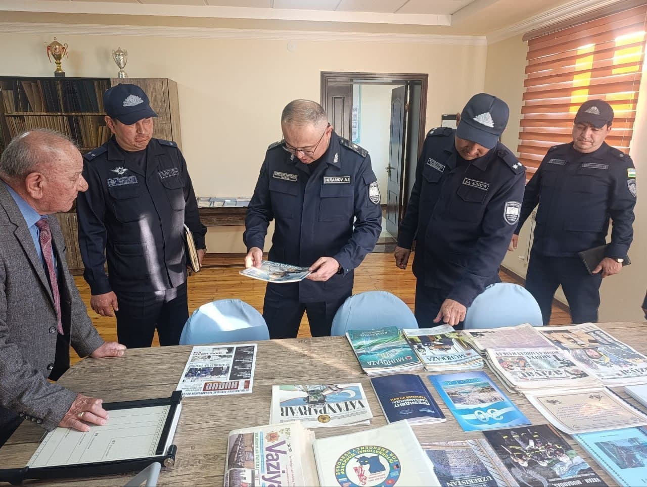 Фавқулодда вазиятлар вазири генерал-майор А. Икрамов Чирчиқ шаҳар Фавқулодда вазиятлар бошқармаси қутқарувчилари билан суҳбатлашди