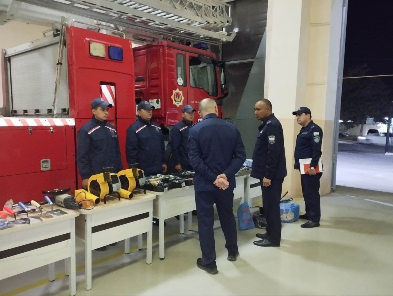 Фавқулодда вазиятлар вазири генерал-майор А. Икрамов Чирчиқ шаҳар Фавқулодда вазиятлар бошқармаси қутқарувчилари билан суҳбатлашди