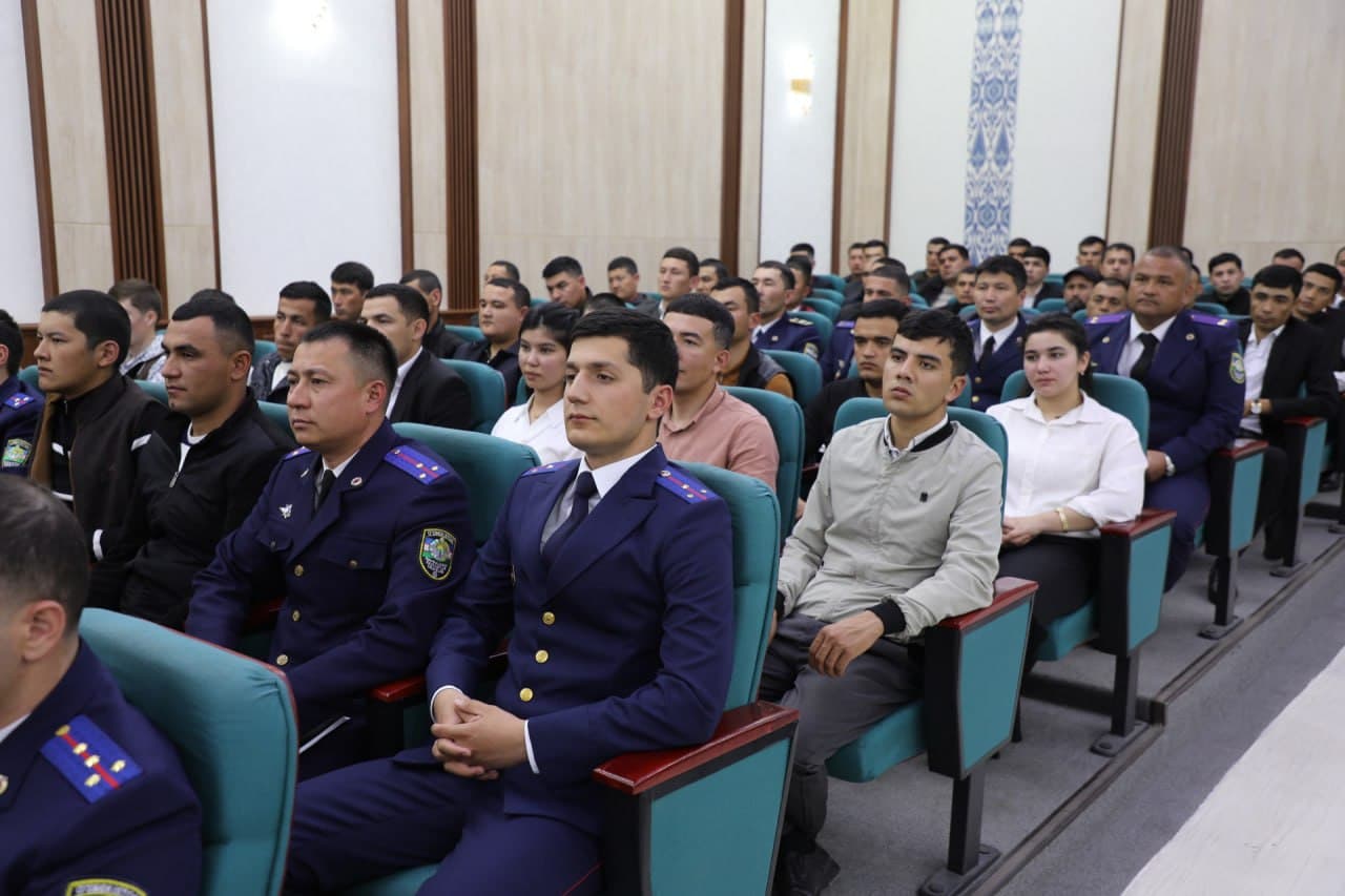 Favqulodda vaziyatlar vaziri general-mayor A.I. Ikramov Xorazm yoshlari bilan samimiy suhbatlashdi