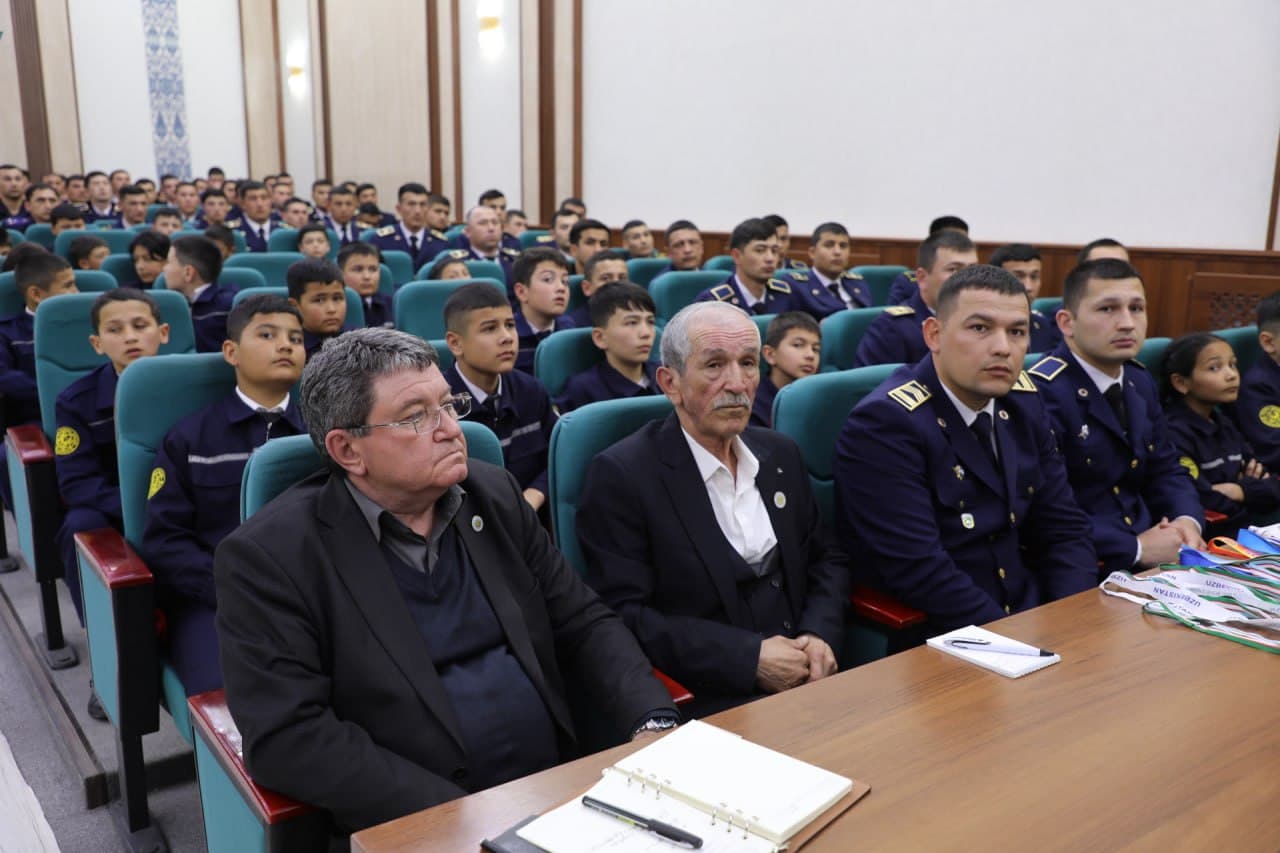 Favqulodda vaziyatlar vaziri general-mayor A.I. Ikramov Xorazm yoshlari bilan samimiy suhbatlashdi