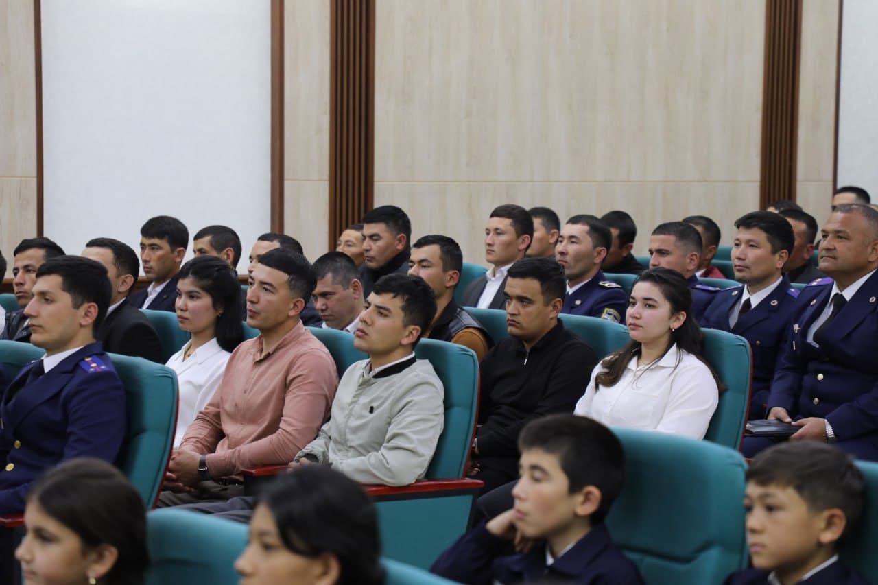 Favqulodda vaziyatlar vaziri general-mayor A.I. Ikramov Xorazm yoshlari bilan samimiy suhbatlashdi