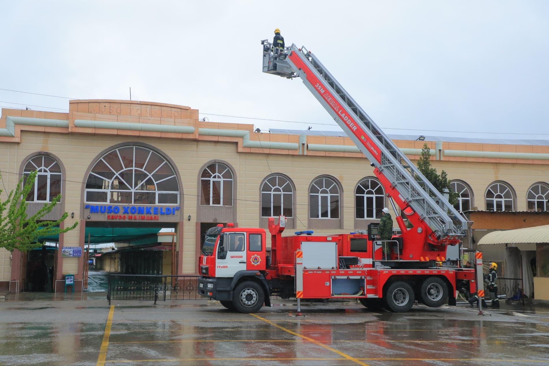 Samarqand viloyati FVB boshlig‘i boshchiligida Samarqand shahrida joylashgan “Muso Xonkeldi” savdo majmuasida yong‘in va boshqa favqulodda vaziyatlarning oldini olishga qaratilgan profilaktik tadbir hamda maxsus-taktik o‘quv mashqi o‘tkazildi