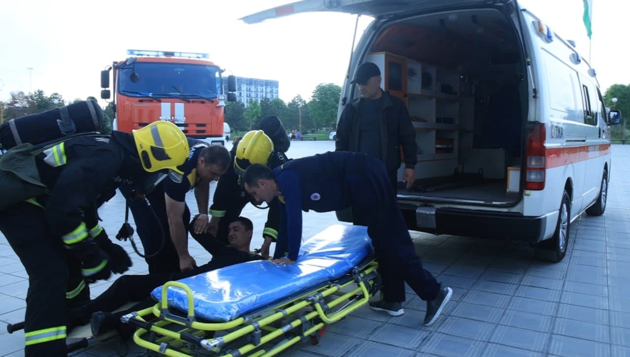 Фарғона вилояти ФВБ бошлиғи раҳбарлигида Фарғона шаҳрида жойлашган санъат саройида ФВДқТ хизматлари билан ҳамкорликда махсус-тактик ўқув машқи ўтказилди