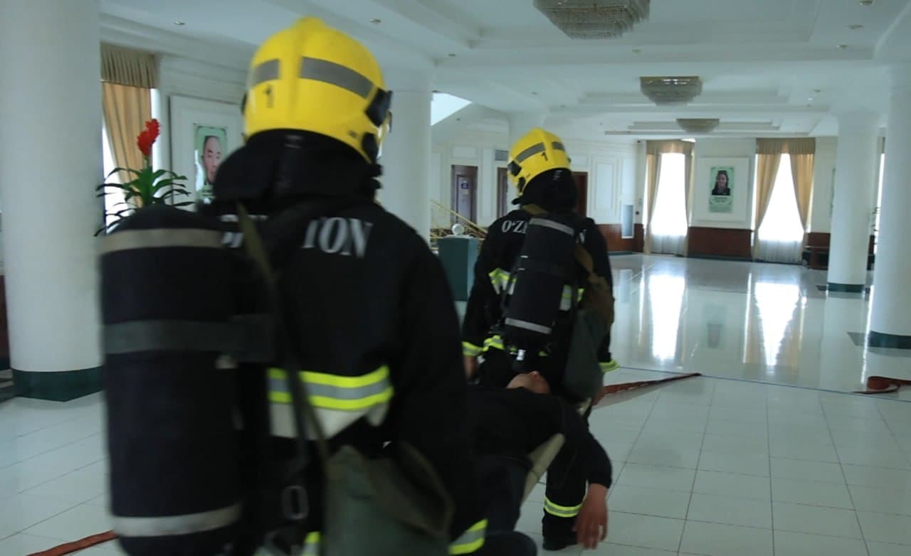 Фарғона вилояти ФВБ бошлиғи раҳбарлигида Фарғона шаҳрида жойлашган санъат саройида ФВДқТ хизматлари билан ҳамкорликда махсус-тактик ўқув машқи ўтказилди