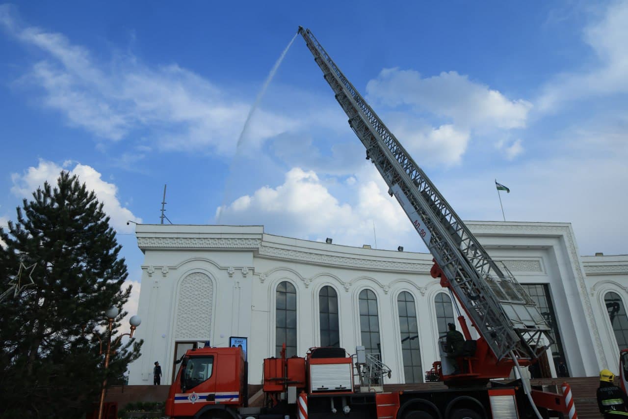 Фарғона вилояти ФВБ бошлиғи раҳбарлигида Фарғона шаҳрида жойлашган санъат саройида ФВДқТ хизматлари билан ҳамкорликда махсус-тактик ўқув машқи ўтказилди