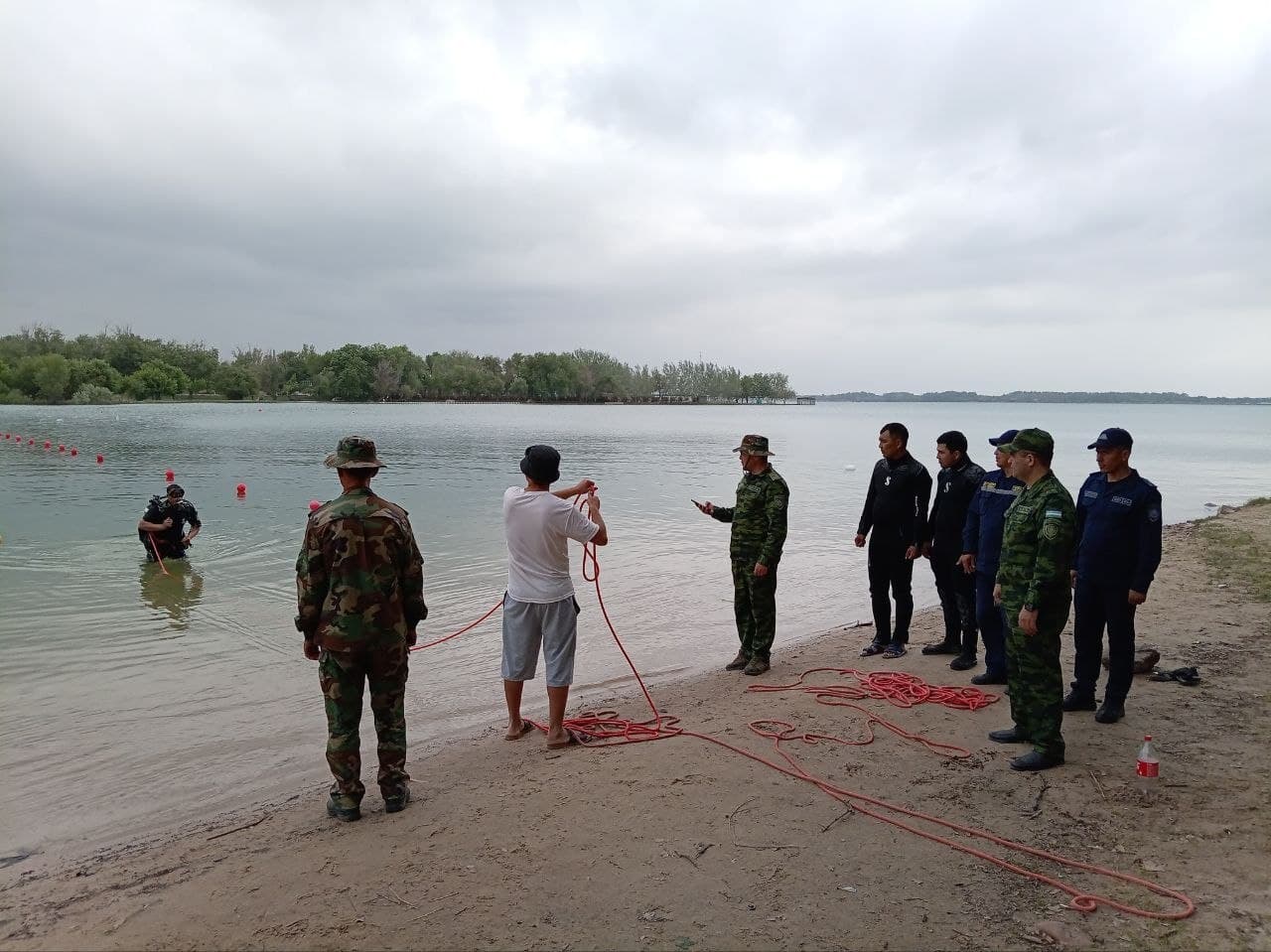 ФВВ вакиллари иштирокида сувда-қутқарув гуруҳлари шахсий таркиби билан ғаввослик тайёргарлиги бўйича навбатдаги назарий ва амалий синовлар ўтказилди