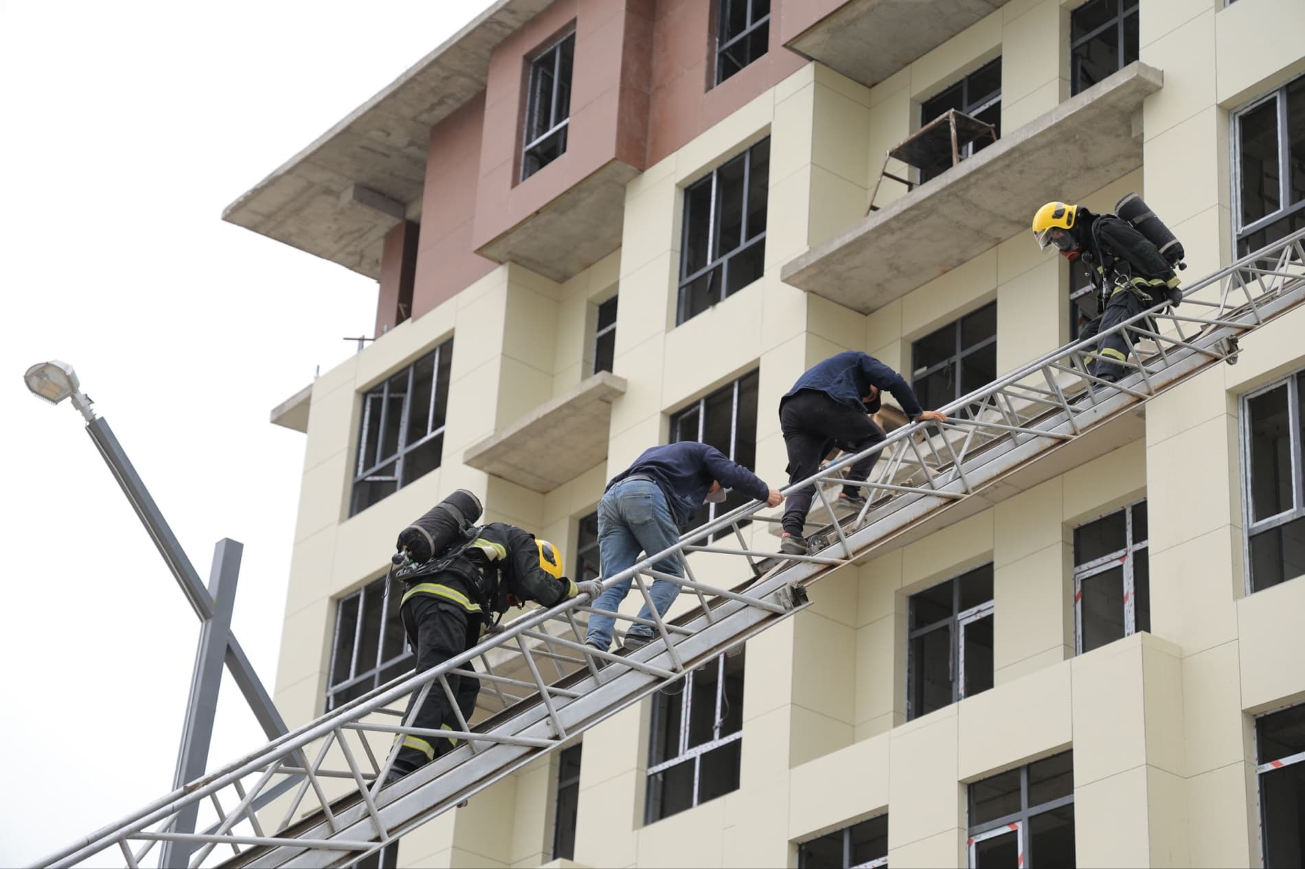 Бухорода "Фавқулодда вазиятларнинг олдини олиш ва фуқаро муҳофазаси" ойлиги доирасида махсус-тактик машқи ўтказилди