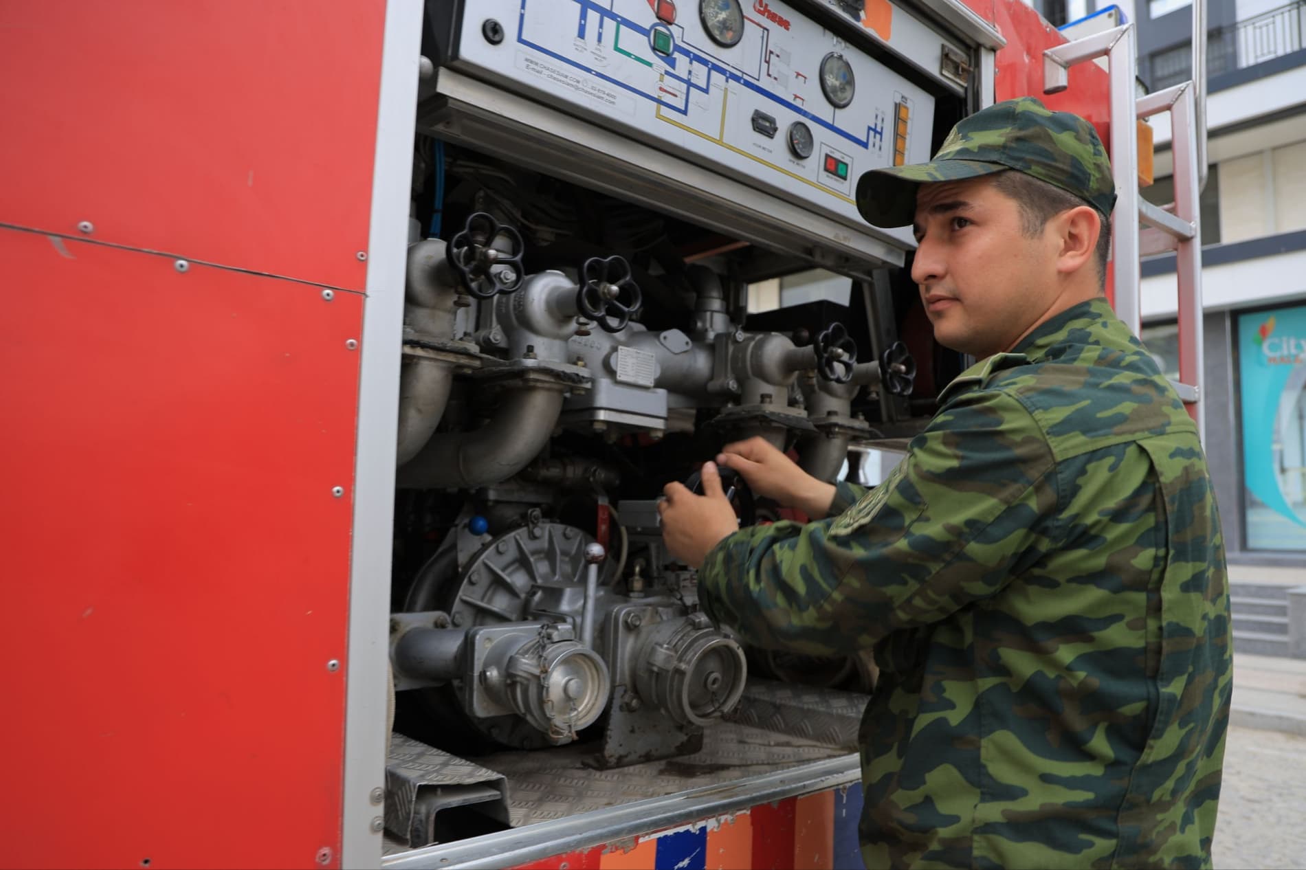 Бухорода "Фавқулодда вазиятларнинг олдини олиш ва фуқаро муҳофазаси" ойлиги доирасида махсус-тактик машқи ўтказилди