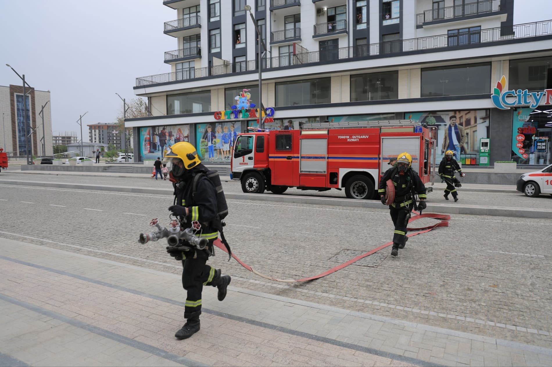 Бухорода "Фавқулодда вазиятларнинг олдини олиш ва фуқаро муҳофазаси" ойлиги доирасида махсус-тактик машқи ўтказилди