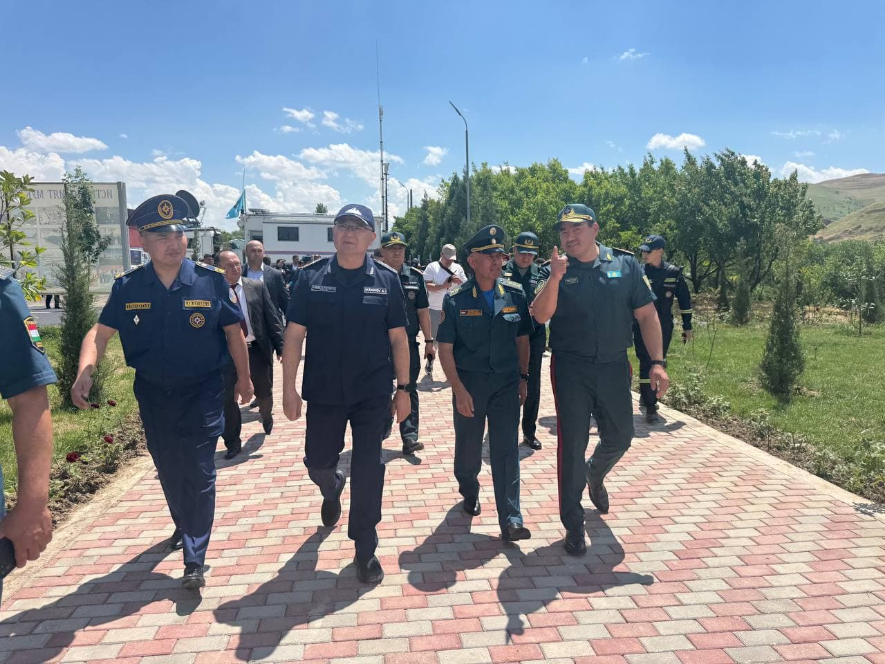 Делегация спасателей МЧС во главе с министром Азизбеком Икрамовым приняла участие в совместных международных учениях, прошедших в Таджикистане