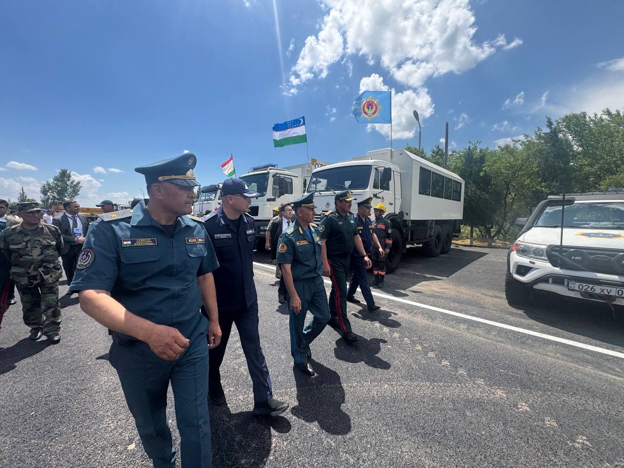 Делегация спасателей МЧС во главе с министром Азизбеком Икрамовым приняла участие в совместных международных учениях, прошедших в Таджикистане