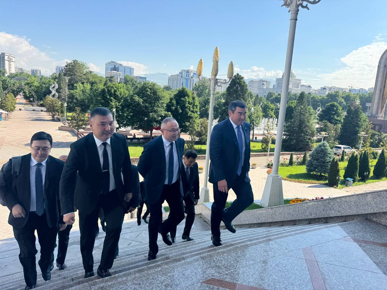 Favqulodda vaziyatlar vaziri Azizbek Ikramov boshchiligidagi delegatsiya Tojikiston Respublikasi poytaxtida o‘tkazilgan qator xalqaro tadbirlarda ishtirok etdi