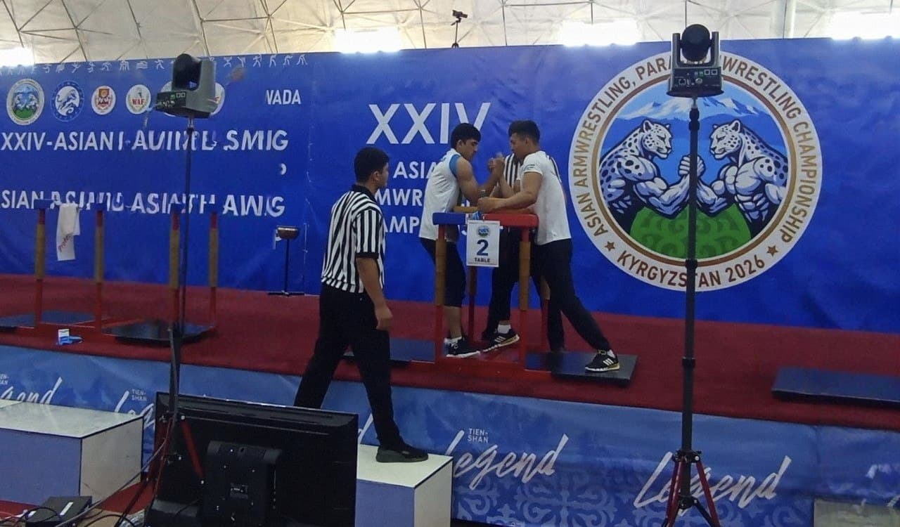 Favqulodda vaziyatlar vaziri general-mayor Azizbek Ikramov armrestling sport turi boʻyicha Osiyo chempionati sovrindori boʻlgan FVV akademiyasi kursanti Islom Ibodovni taqdirladi