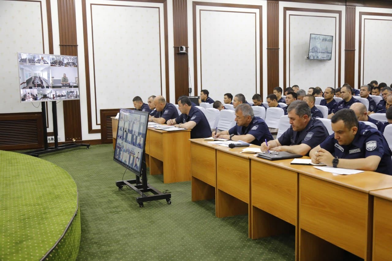 Favqulodda vaziyatlar vaziri general-mayor Azizbek Ikramov armrestling sport turi boʻyicha Osiyo chempionati sovrindori boʻlgan FVV akademiyasi kursanti Islom Ibodovni taqdirladi