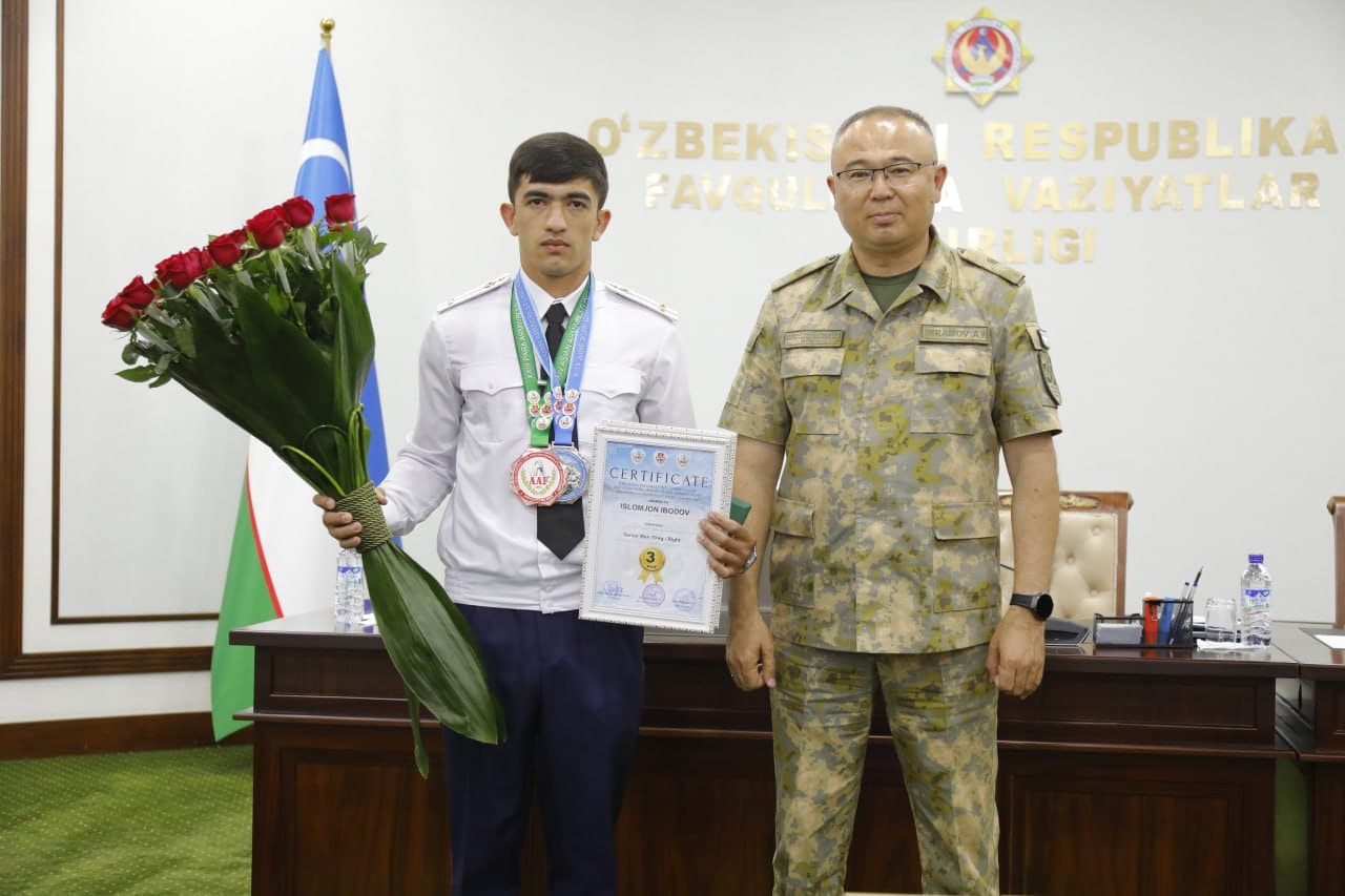 Favqulodda vaziyatlar vaziri general-mayor Azizbek Ikramov armrestling sport turi boʻyicha Osiyo chempionati sovrindori boʻlgan FVV akademiyasi kursanti Islom Ibodovni taqdirladi