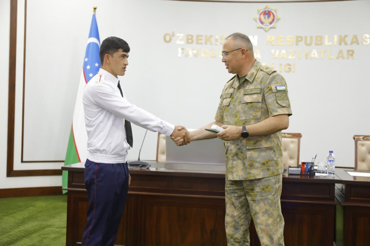 Favqulodda vaziyatlar vaziri general-mayor Azizbek Ikramov armrestling sport turi boʻyicha Osiyo chempionati sovrindori boʻlgan FVV akademiyasi kursanti Islom Ibodovni taqdirladi