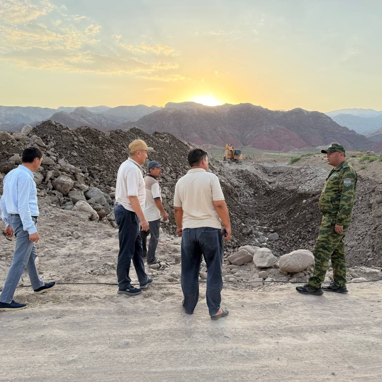 Surxondaryo viloyatining Uzun tumanida sel hodisalari bilan bog‘liq favqulodda vaziyatlarning oldini olish maqsadida qirg‘oq mustahkamlash tadbirlari olib borilmoqda