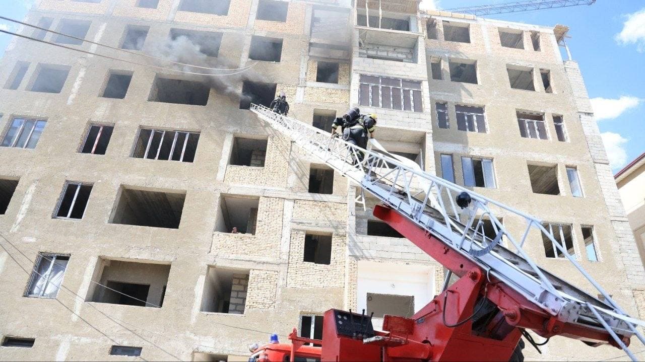 Бухоро вилояти ФВБ томонидан ФВДқТ ҳамкорлигида Бухоро шаҳри ҳудудида жойлашган қурилиши тугалланмаган кўп қаватли уйларда ёнғин ўчириш махсус-тактик машқи ўтказилди