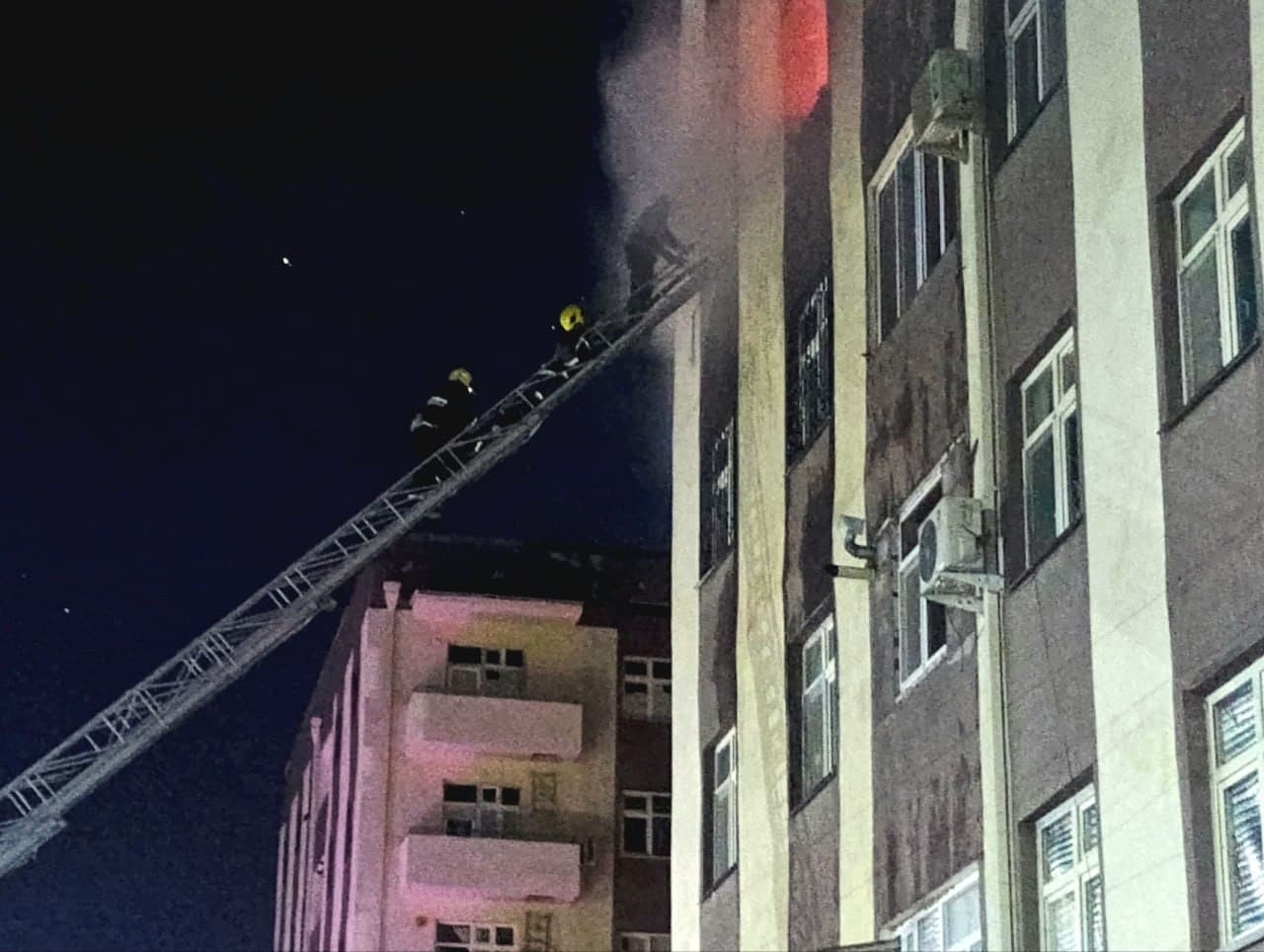 FVV qutqaruvchilari tomonidan Buxoro viloyatidagi yong‘indan 3 nafar fuqaro qutqarildi, 7 nafar fuqaro xavfsiz hududga evakuatsiya qilindi
