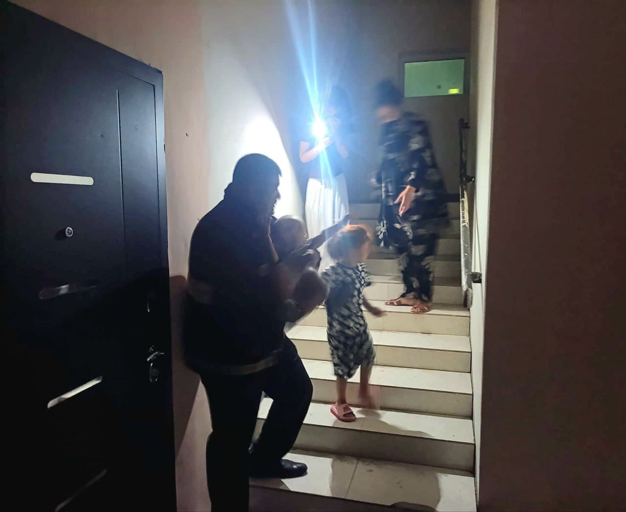 FVV qutqaruvchilari tomonidan Buxoro viloyatidagi yong‘indan 3 nafar fuqaro qutqarildi, 7 nafar fuqaro xavfsiz hududga evakuatsiya qilindi