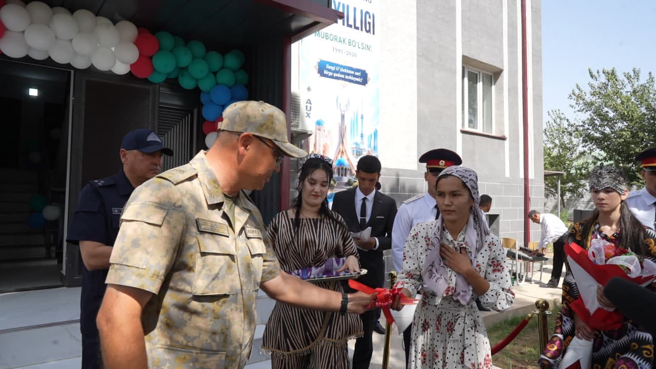 Favqulodda vaziyatlar vaziri general-mayor Azizbek Ikramov tomonidan qahramon qutqaruvchining oilasiga yangi xonadon topshirildi