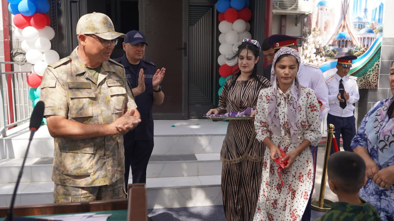 Favqulodda vaziyatlar vaziri general-mayor Azizbek Ikramov tomonidan qahramon qutqaruvchining oilasiga yangi xonadon topshirildi