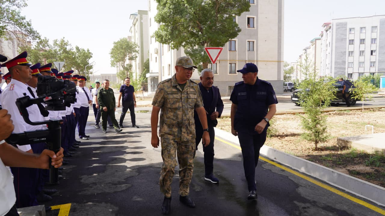 Favqulodda vaziyatlar vaziri general-mayor Azizbek Ikramov tomonidan qahramon qutqaruvchining oilasiga yangi xonadon topshirildi