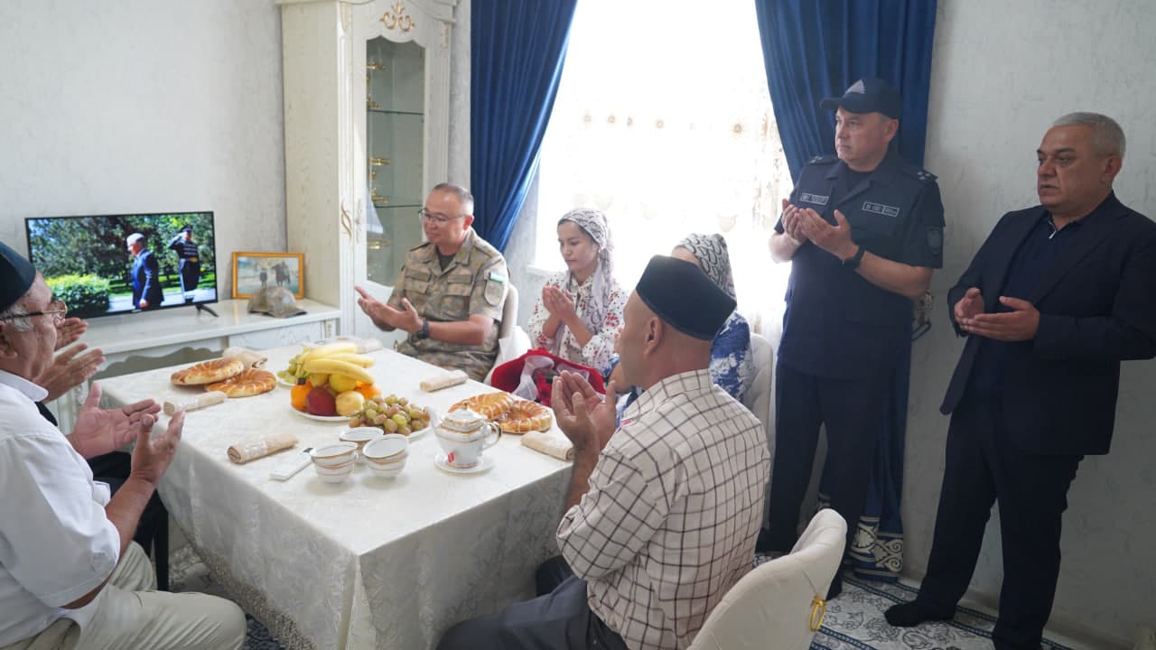 Favqulodda vaziyatlar vaziri general-mayor Azizbek Ikramov tomonidan qahramon qutqaruvchining oilasiga yangi xonadon topshirildi