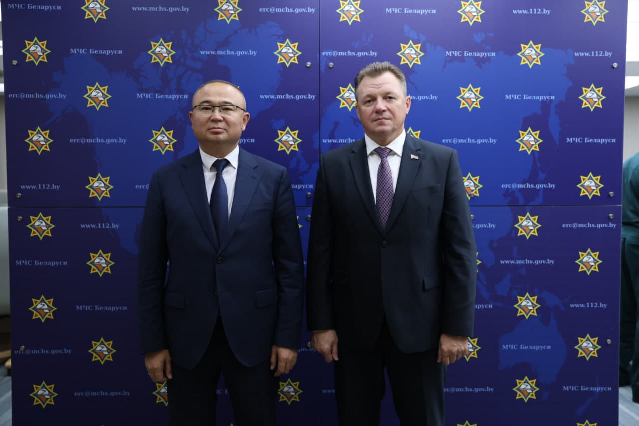 Министр по чрезвычайным ситуациям Азизбек Икрамов провёл встречу со своим белорусским коллегой Вадимом Синявским в рамках поездки делегации МЧС Узбекистана в Республику Беларусь