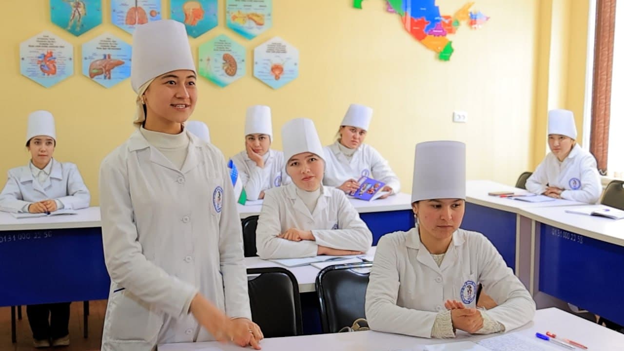 The head of the Migration Agency, Behzod Musayev, met with young people from Fergana who are preparing to work abroad.