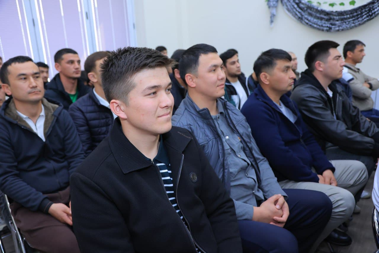 The head of the Migration Agency, Behzod Musayev, met with young people from Fergana who are preparing to work abroad.