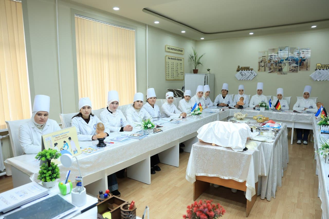 The head of the Migration Agency, Behzod Musayev, met with young people from Fergana who are preparing to work abroad.