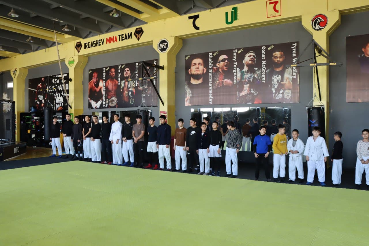 Хоким города Джизака встретился со школьными спортсменами