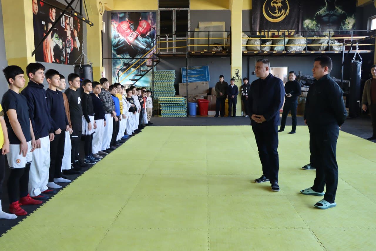 Хоким города Джизака встретился со школьными спортсменами