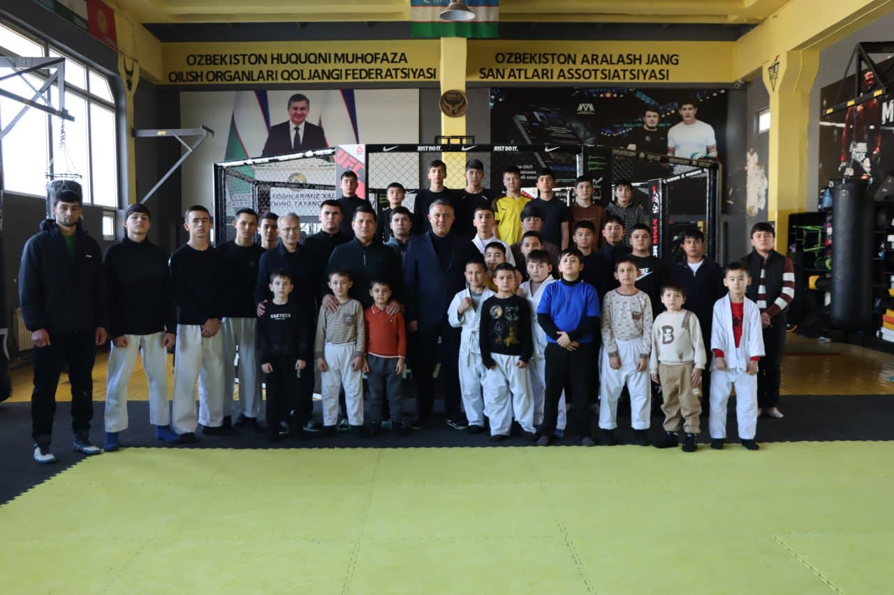 Хоким города Джизака встретился со школьными спортсменами