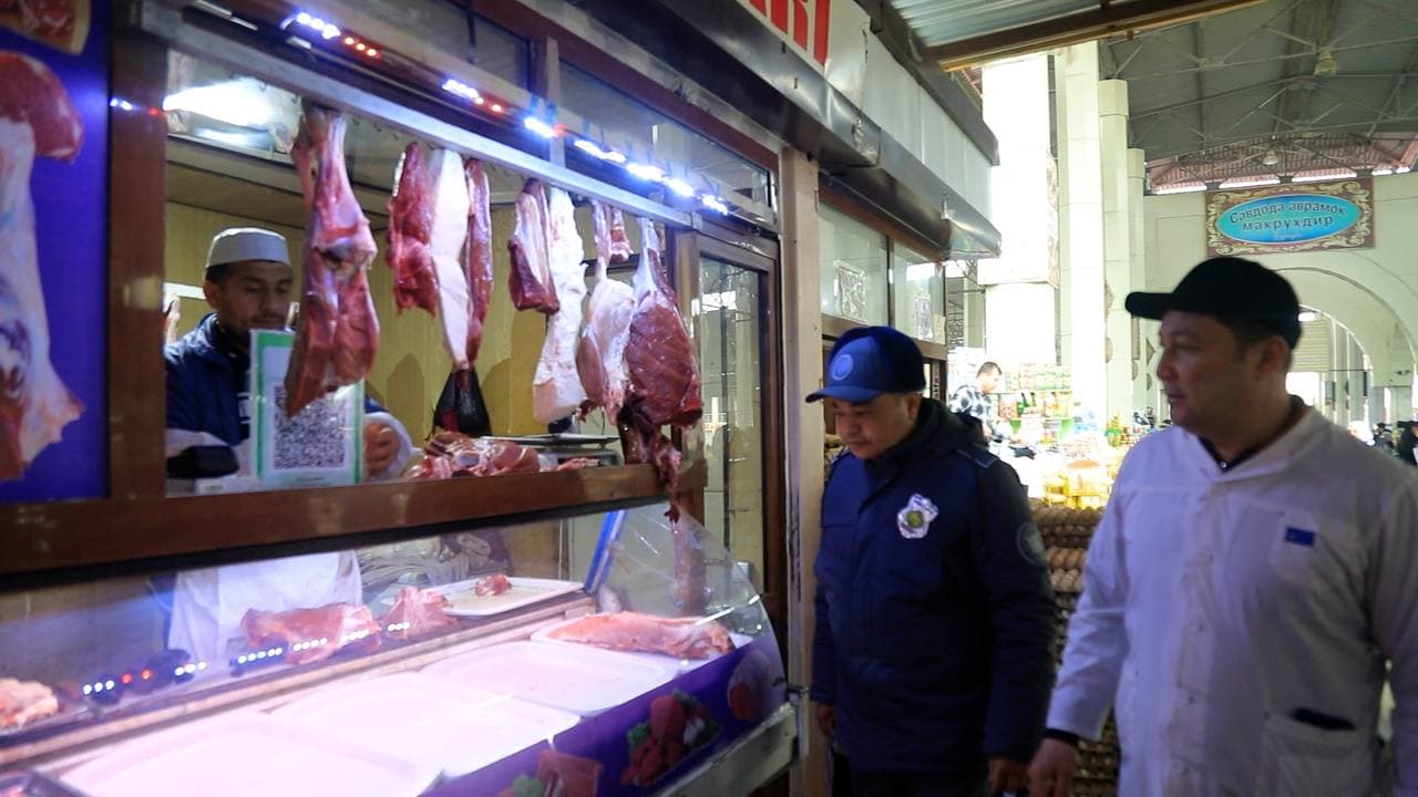 На дехканском рынке «Эски шахар» проходит ярмарка по сниженным ценам, посвящённая месяцу Рамазан