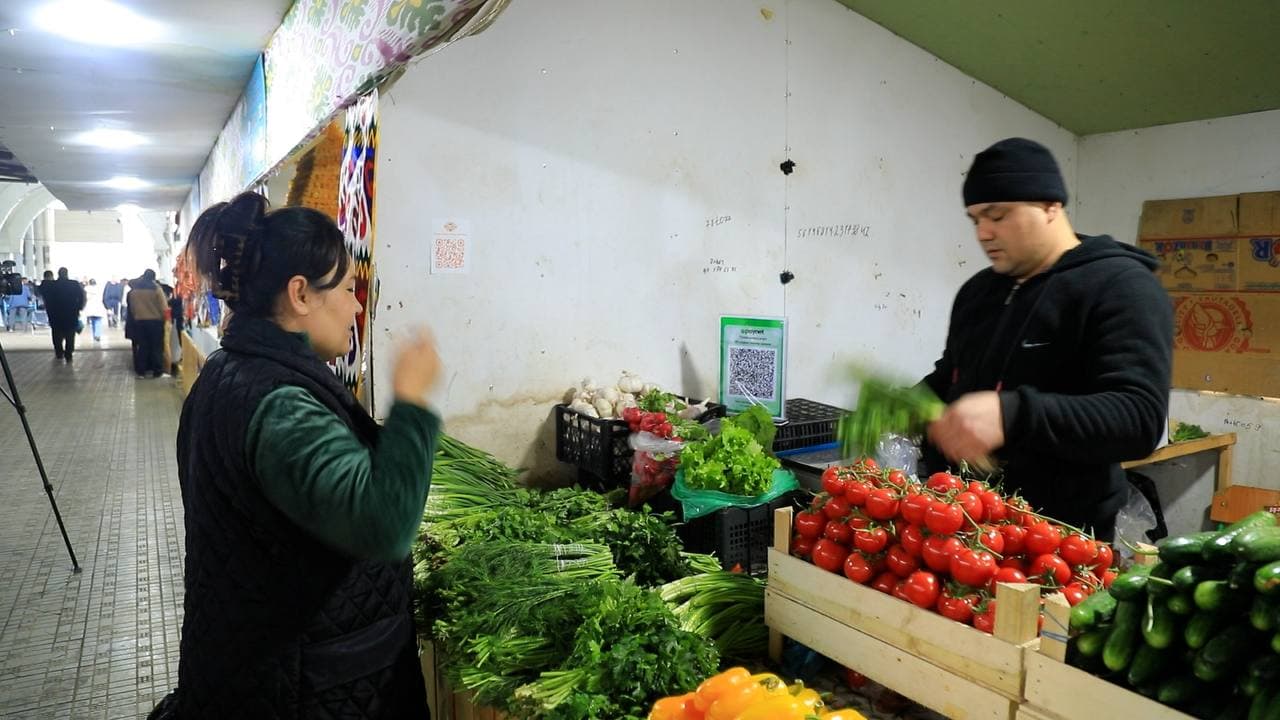На дехканском рынке «Эски шахар» проходит ярмарка по сниженным ценам, посвящённая месяцу Рамазан