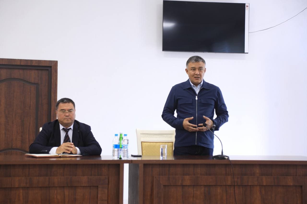 Yoshlar kuni munosabati bilan Jizzax yuridik texnikumi faollar zalida shahar hokimi Komil Xolmurodov texnikum yoshlari bilan uchrashdi.