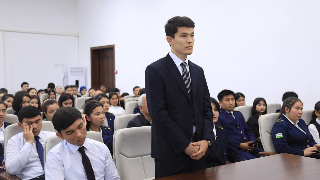 Yoshlar kuni munosabati bilan Jizzax yuridik texnikumi faollar zalida shahar hokimi Komil Xolmurodov texnikum yoshlari bilan uchrashdi.