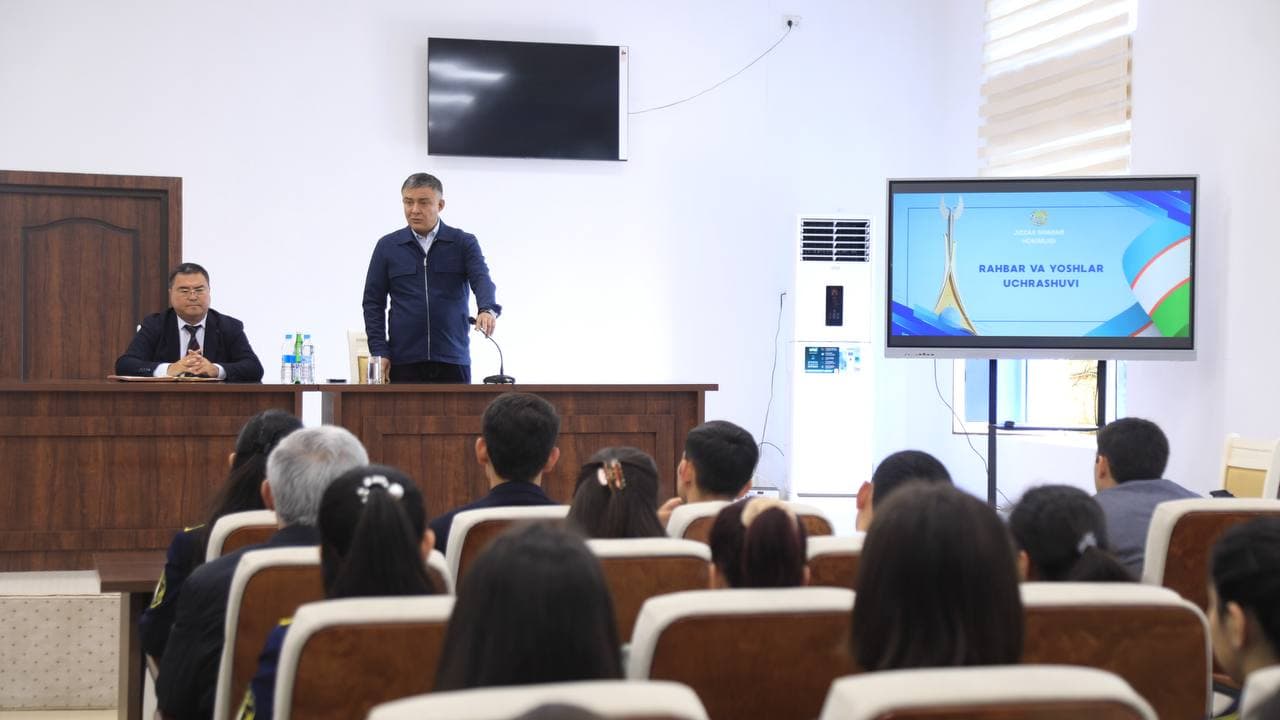 Yoshlar kuni munosabati bilan Jizzax yuridik texnikumi faollar zalida shahar hokimi Komil Xolmurodov texnikum yoshlari bilan uchrashdi.
